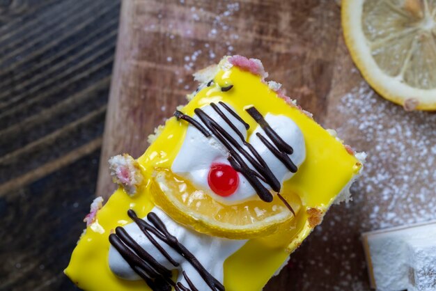 Bolo de morango de limão feito de várias camadas de bolos de diferentes sabores camada de creme e limão sobremesa doce e deliciosa multicamadas