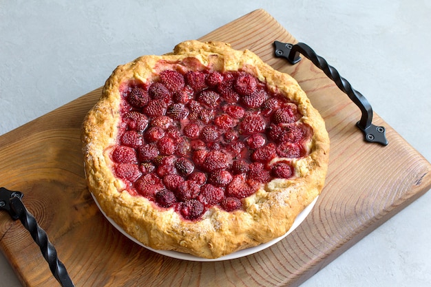 Bolo de morango de madeira fundo cinza