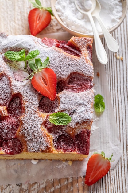 Bolo de morango doce e saboroso com açúcar de confeiteiro e frutas