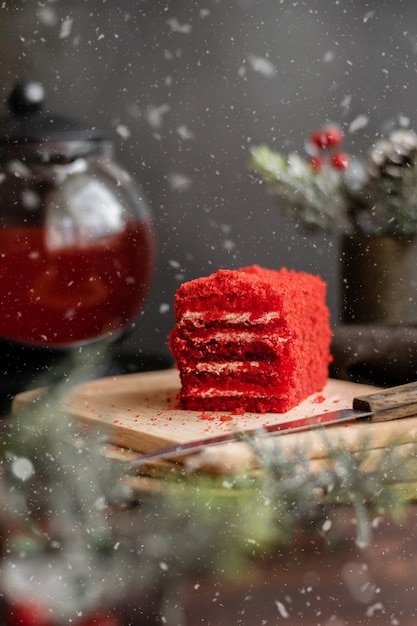 Bolo de morango e chá de frutas vermelhas, com enfeites de inverno