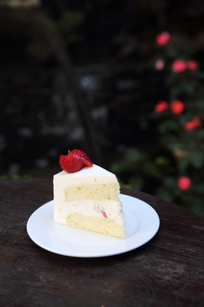 Bolo de morango em madeira