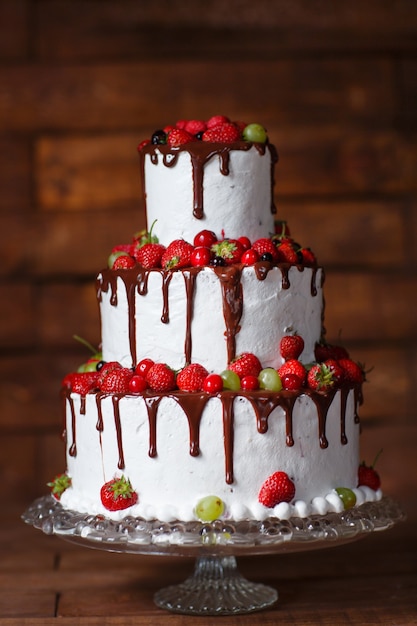 Bolo de morango em um fundo de madeira.