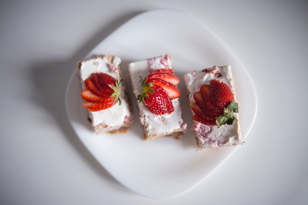 Bolo de morango em um prato branco