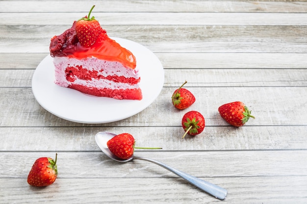 Bolo de morango em uma mesa de madeira