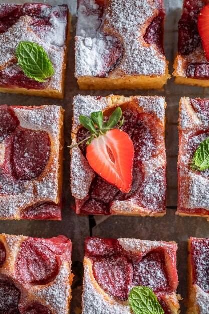 Bolo de morango fresco e quente com açúcar de confeiteiro e frutas