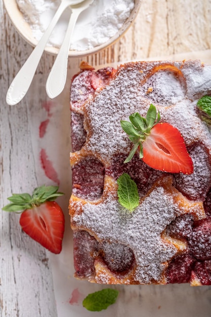 Bolo de morango fresco e quente como sobremesa no verão