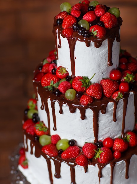 Bolo de morango na madeira