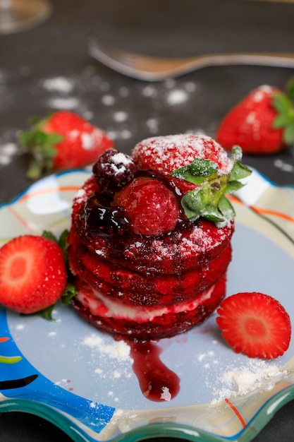 Bolo de morango, recheado com creme