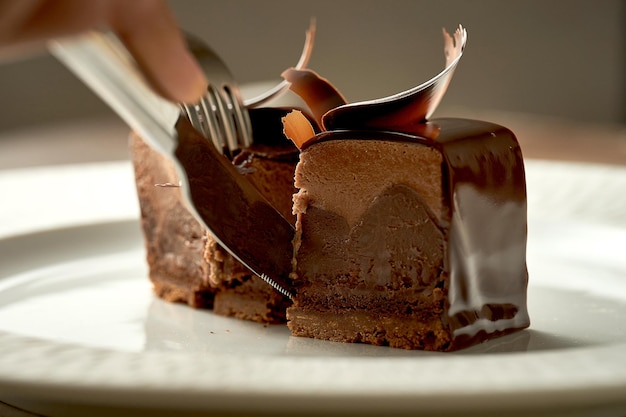 Bolo de mousse de chocolate com cobertura ruído adicionado na pós-produção foco seletivo