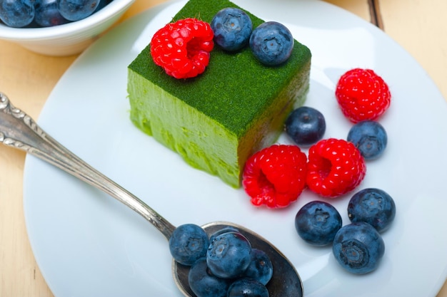 Bolo de mousse matcha de chá verde com frutas