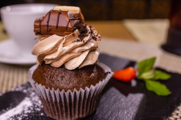 Bolo de muffin com closeup de chocolate e morangos