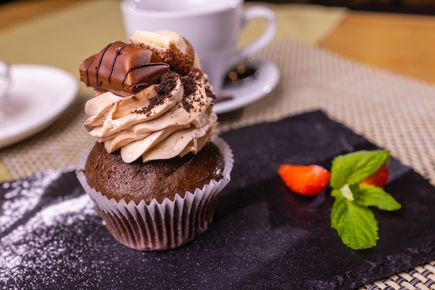 Bolo de muffin com closeup de chocolate e morangos