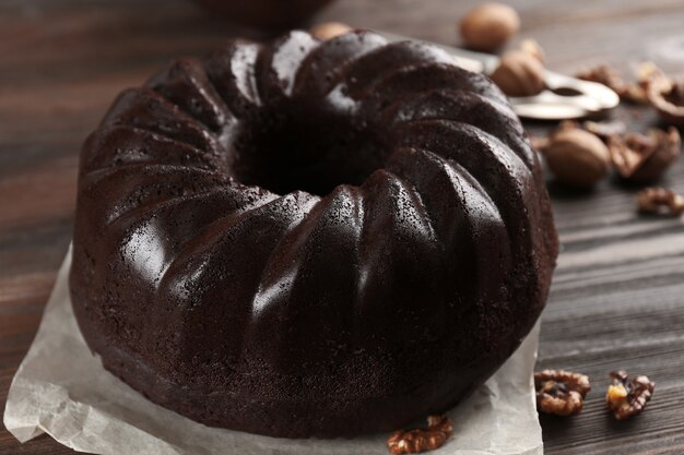 Bolo de muffin de chocolate, na mesa