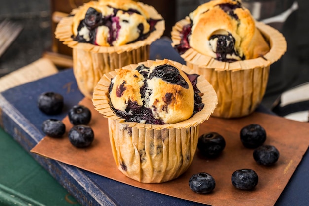 Bolo de muffin de mirtilo fresco de sobremesa