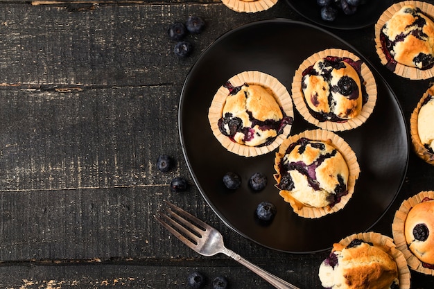 Bolo de muffin de mirtilo fresco de sobremesa