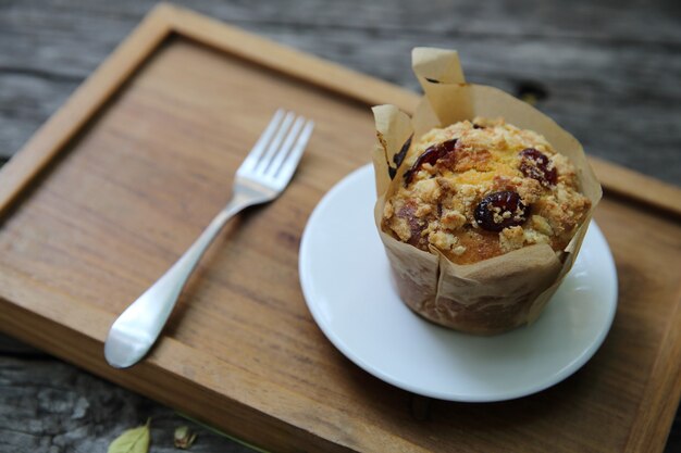 Bolo de muffin em fundo de madeira