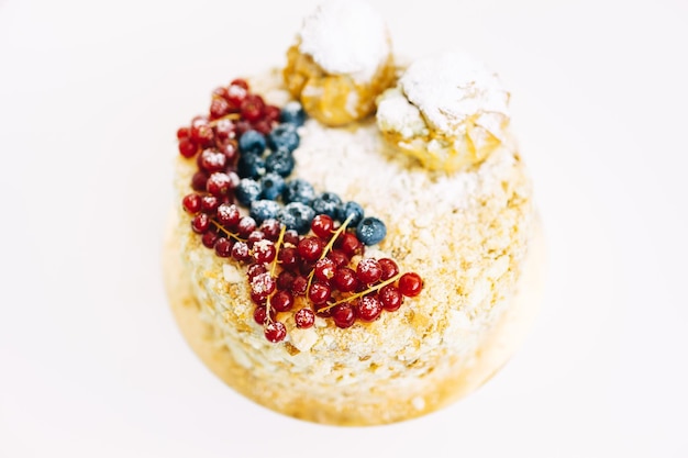 bolo de napoleão caseiro decorado com frutas. deliciosos doces frescos, sobremesa, guloseimas caseiras