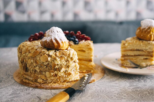 bolo de napoleão caseiro decorado com frutas. deliciosos doces frescos, sobremesa, guloseimas caseiras