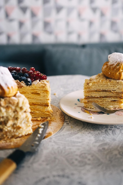 bolo de napoleão caseiro decorado com frutas. deliciosos doces frescos, sobremesa, guloseimas caseiras