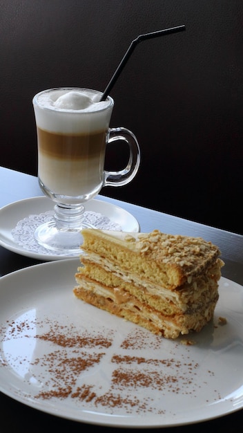 Bolo de Napoleão e cappuccino na mesa de madeira na sala de chá