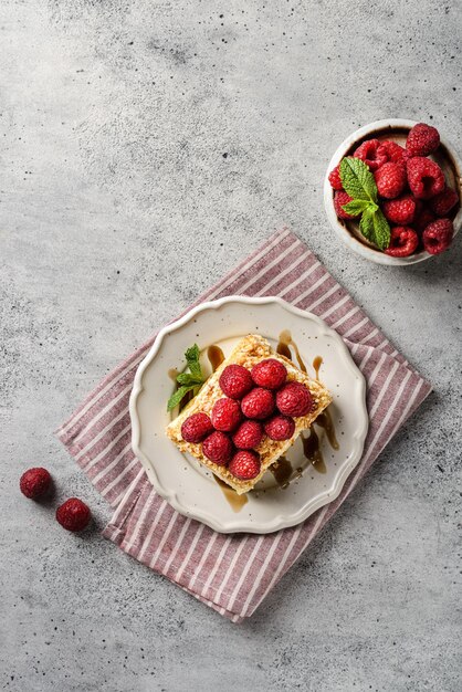 Bolo de napoleão em um fundo cinza