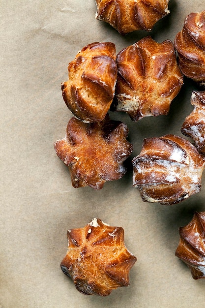 Bolo de nata com creme de manteiga com sabor a leite condensado, bolinhos com massa de nata e recheio de leite