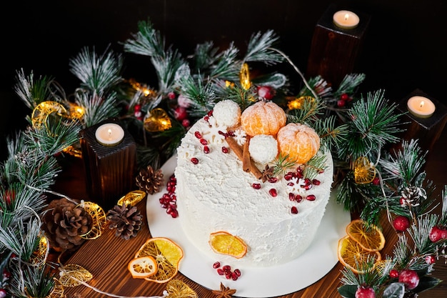Bolo de Natal à base de chocolate com creme decorado com especiarias tangerinas sementes de romã