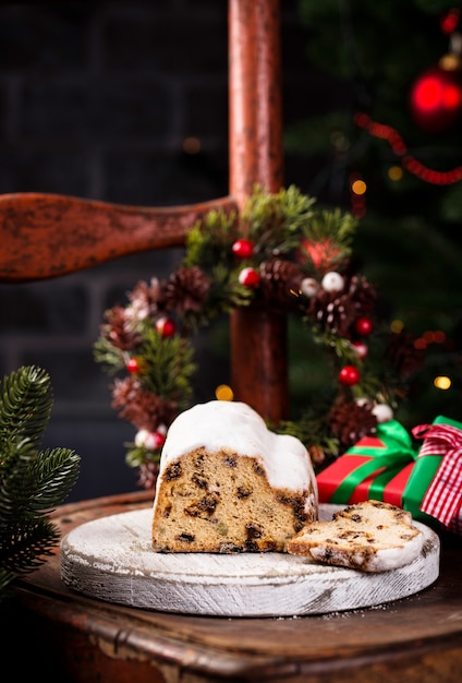 Bolo de Natal alemão tradicional com guirlanda e presentes