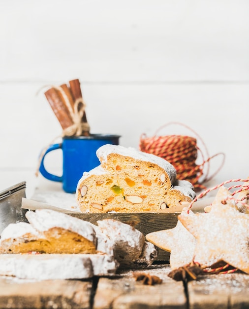 Bolo de Natal alemão tradicional Stollen com fundo branco de biscoitos de gengibre