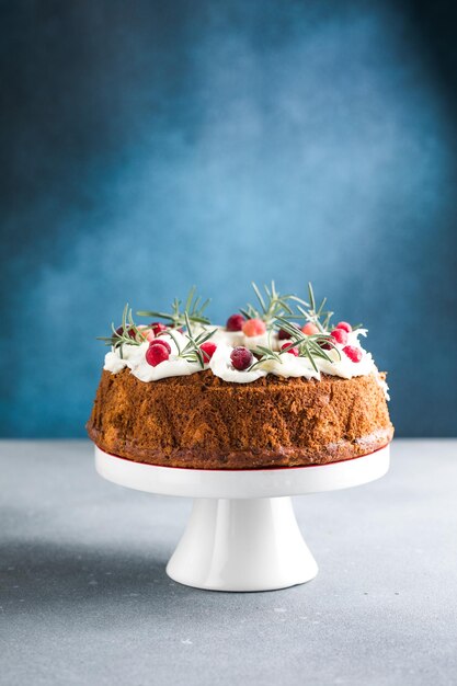 Bolo de Natal coberto de chocolate com ramos de árvore de Natal