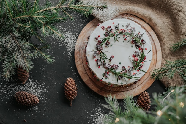 Bolo de Natal com creme de queijo branco, decorado com cranberries e alecrim.