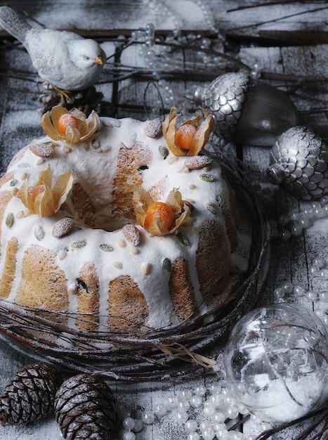 bolo de natal com decoração de inverno na luz de fundo de madeira.