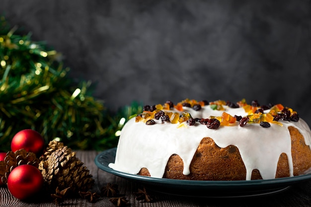 Bolo de Natal com fondant e frutas cristalizadas.