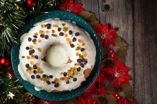 Bolo de Natal com fondant e frutas cristalizadas.