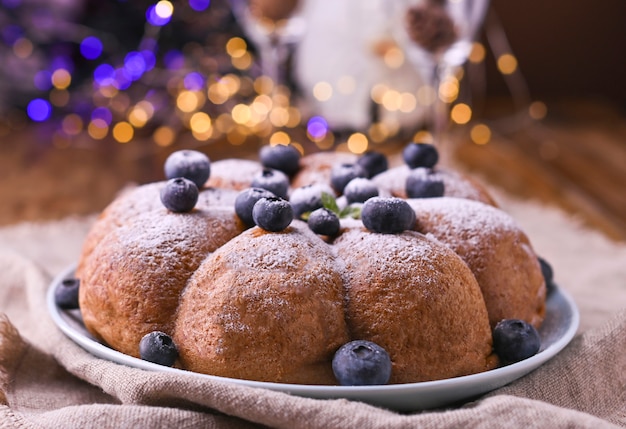 Bolo de Natal com frutas e açúcar em uma madeira