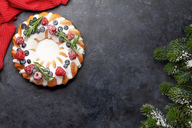 Bolo de natal com frutas e alecrim