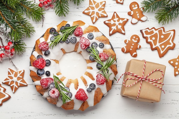 Bolo de natal com frutas e biscoitos de gengibre