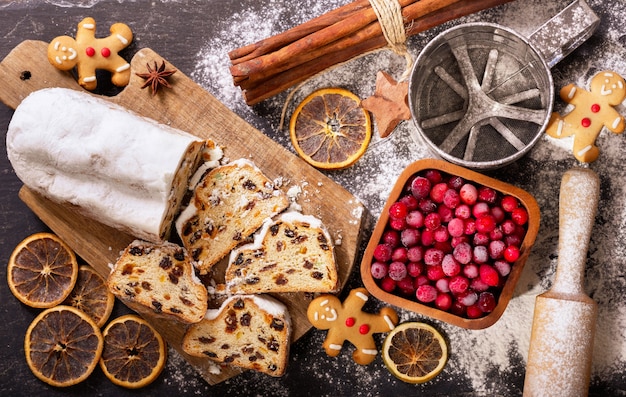 Bolo de natal com ingredientes para cozinhar. fundo de confeitaria de natal, vista de cima