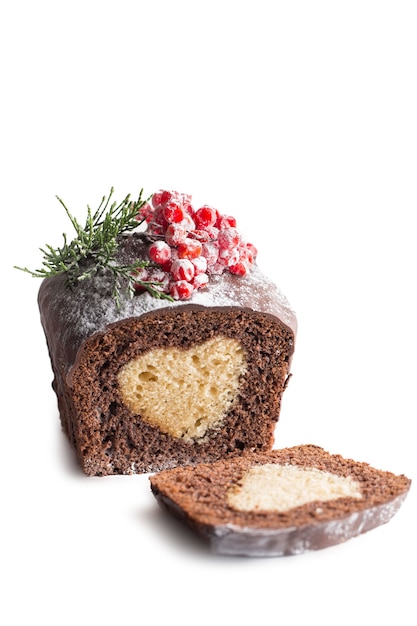 Bolo de natal. corte de bolo de chocolate isolado em fundo branco