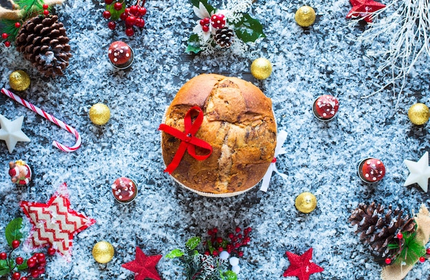 Bolo de Natal de panetone de chocolate italiano com decorações de Natal