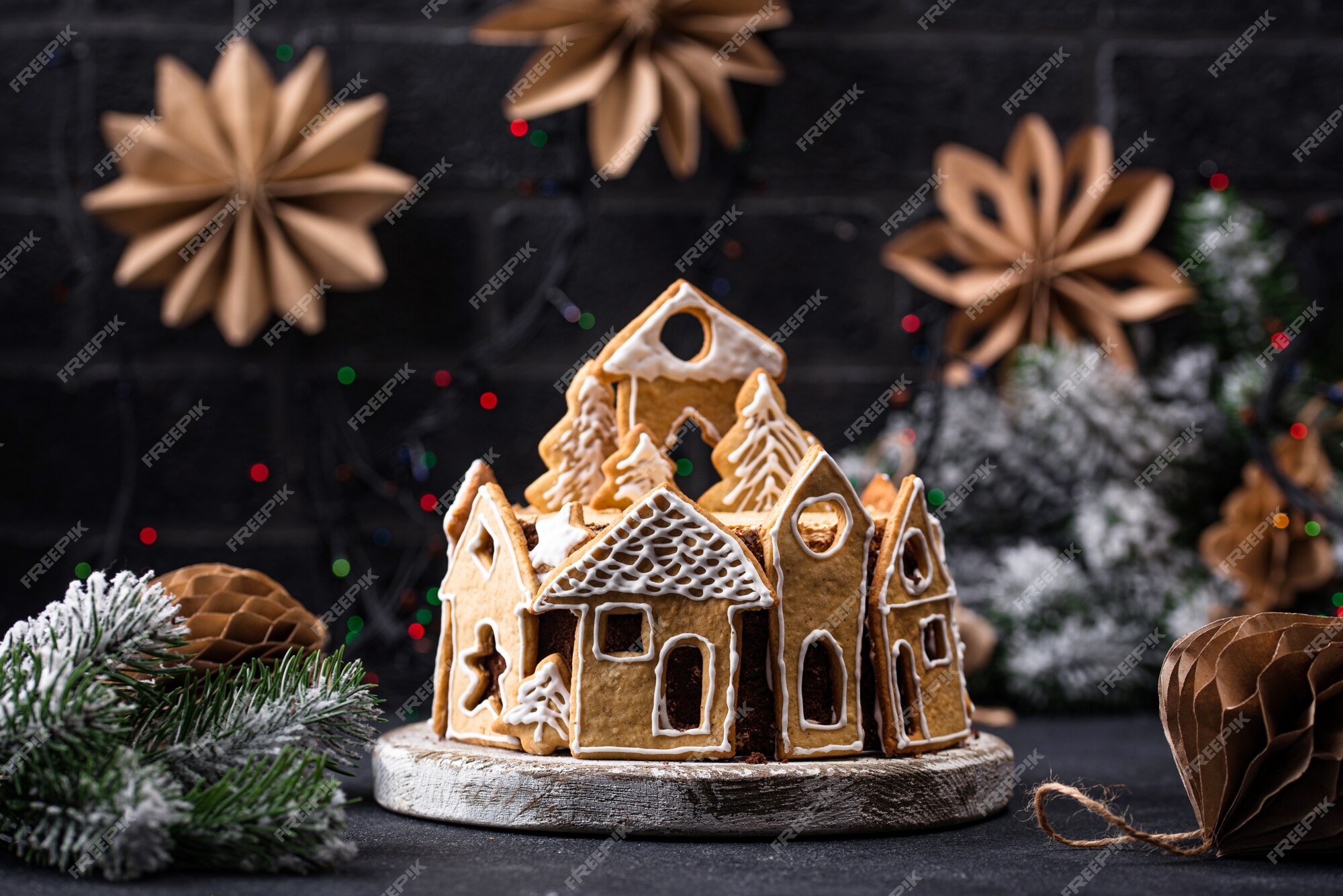 Bolo De Aniversário Decorado Com Biscoitos De Pão-de-gengibre Na Forma De  Personagens De Jogos De Computador Online. Entre Nós. Bo Foto de Stock  Editorial - Imagem de cosmonauta, vermelho: 240751378