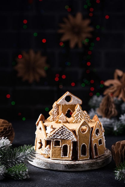 Bolo de Natal decorado com biscoitos de gengibre em forma de casa