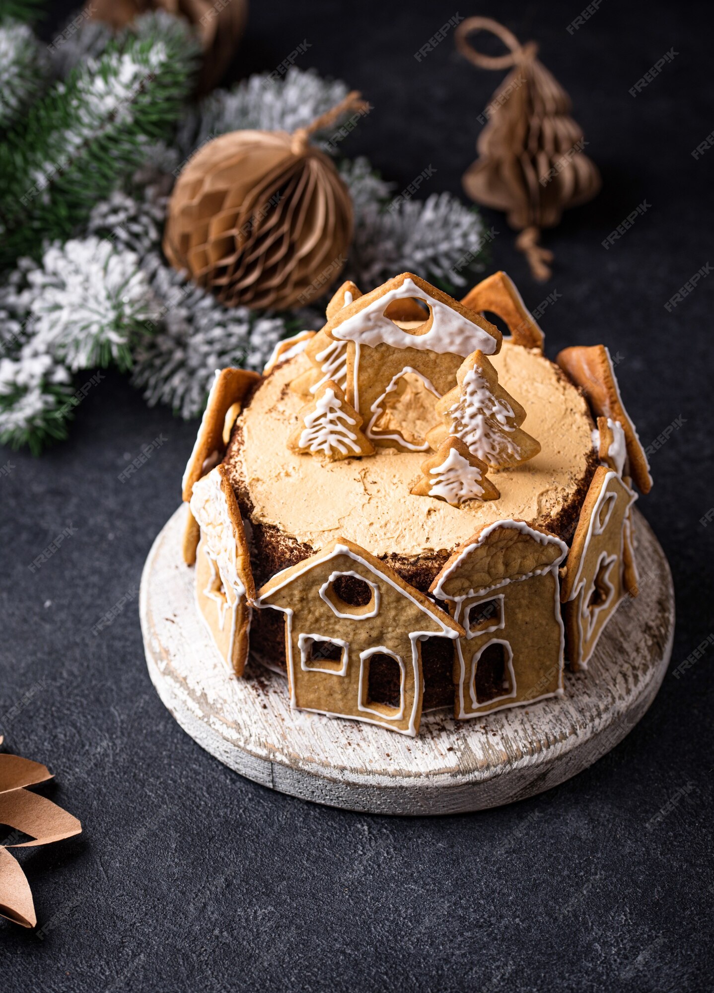 Bolo De Aniversário Decorado Com Biscoitos De Pão-de-gengibre Na Forma De  Personagens De Jogos De Computador Online. Entre Nós. Bo Foto de Stock  Editorial - Imagem de cartoon, padaria: 228413598