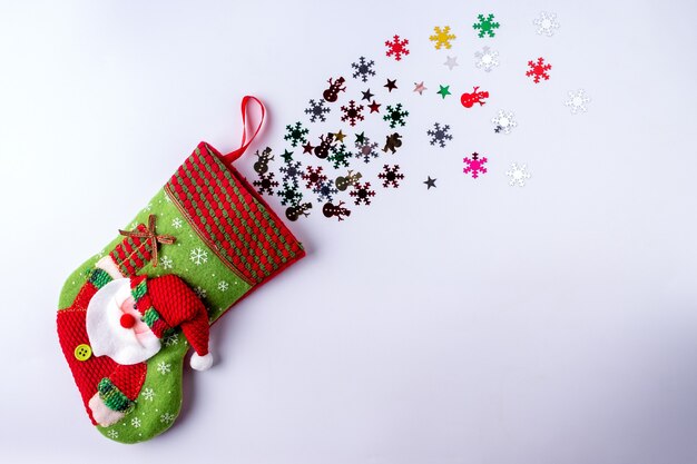 Bolo de Natal e confetes em fundo branco