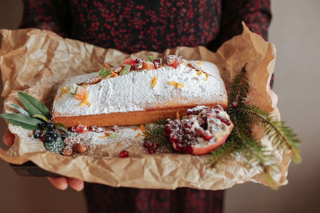 Foto bolo de natal e ramos de abeto