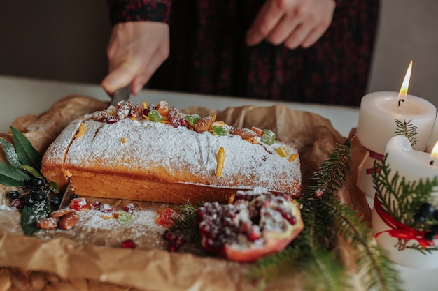 Foto bolo de natal e ramos de abeto