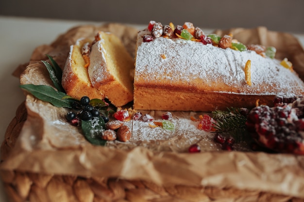 Bolo de natal e ramos de abeto