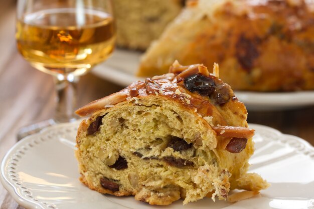 Bolo de Natal no prato branco