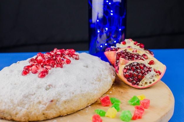 Bolo de natal roubado com romã. doces de férias.