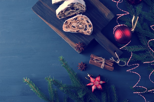 Bolo de Natal tradicional com passas e nozes com galhos de árvores e brinquedos